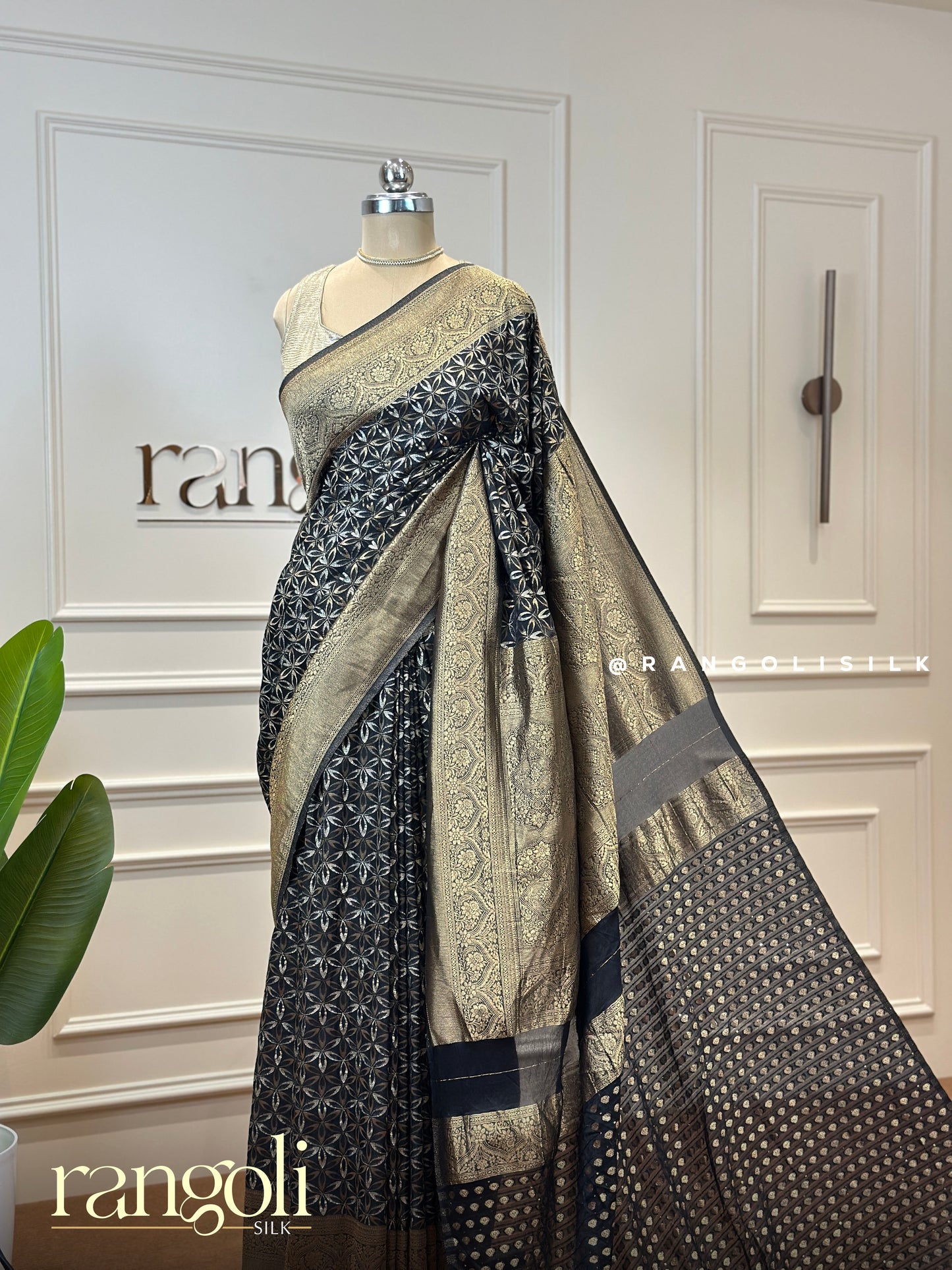 Banaras Saree with Delicate Floral Motifs & Rich Pallu - Post 420