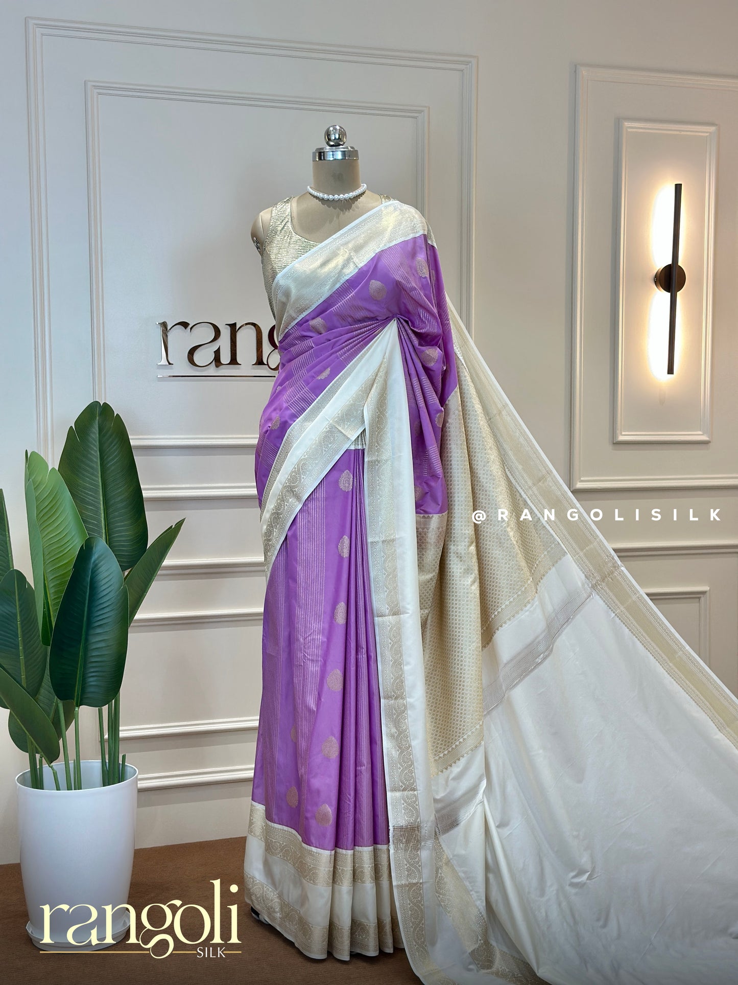 Kanjivaram Silk Saree with Zari Buttas and Elegant Borders - Post 445