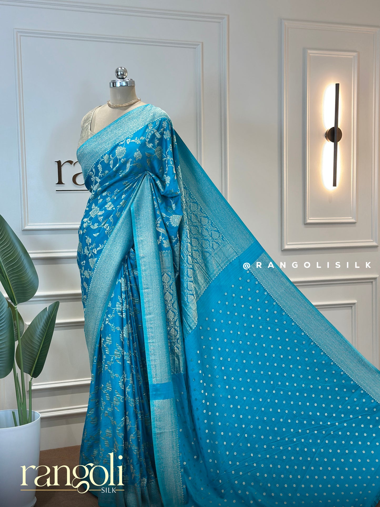 Banaras Saree with Rich Zari Borders & Intricate Floral Weaves - Post 453