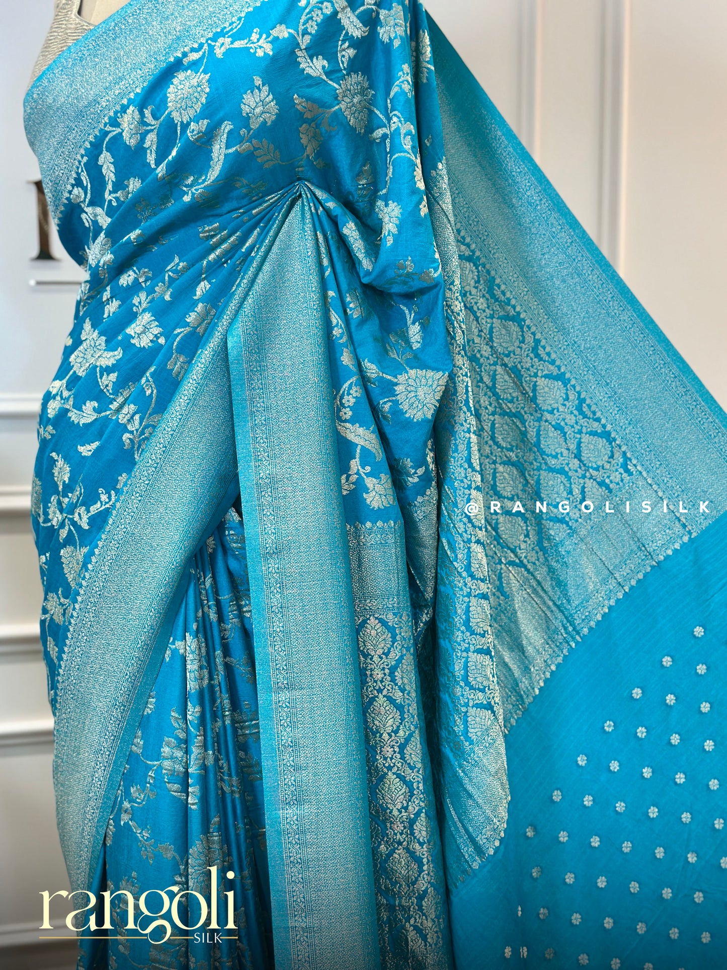 Banaras Saree with Rich Zari Borders & Intricate Floral Weaves - Post 453