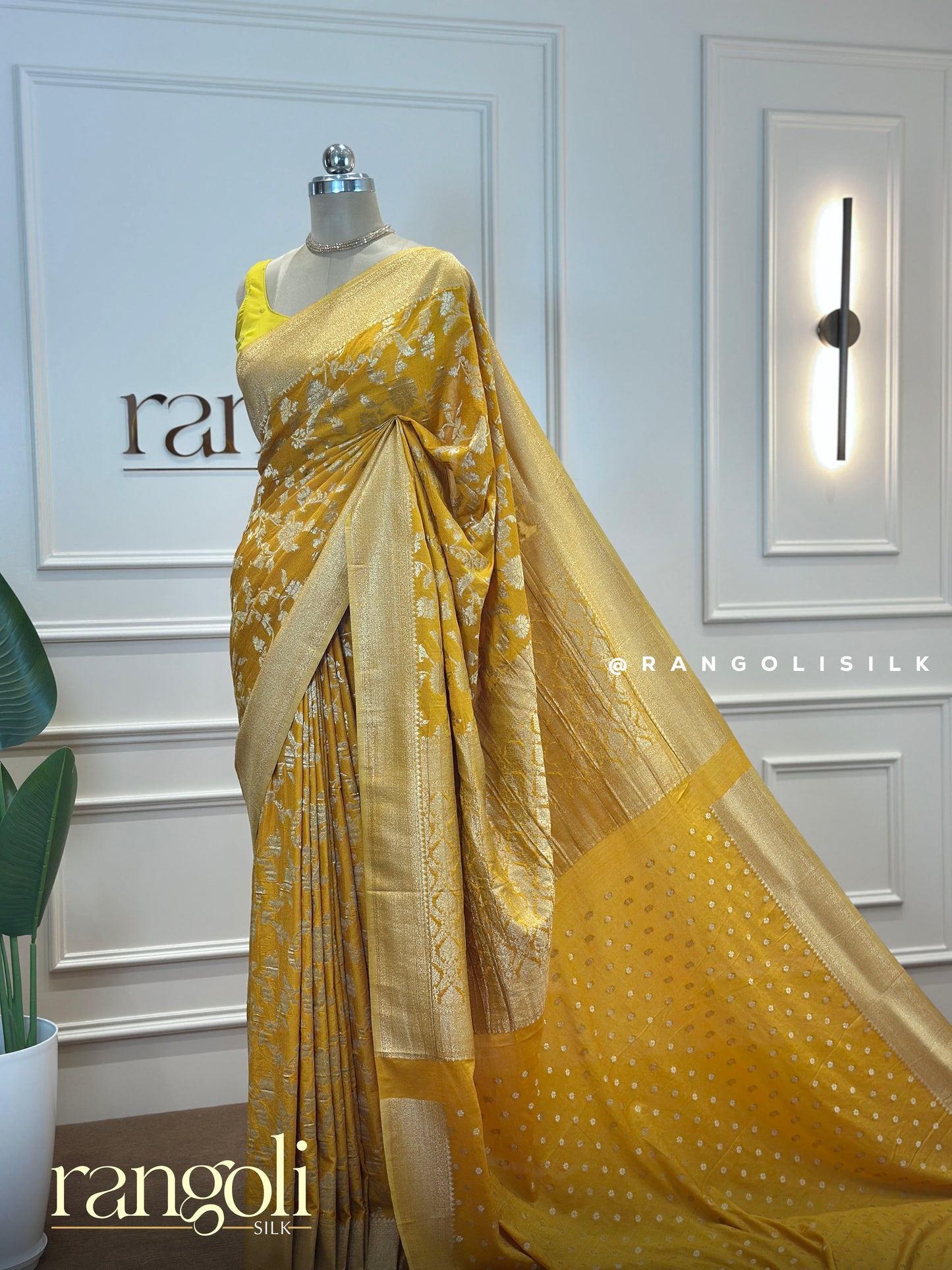 Banaras Saree with Rich Zari Borders & Intricate Floral Weaves - Post 453