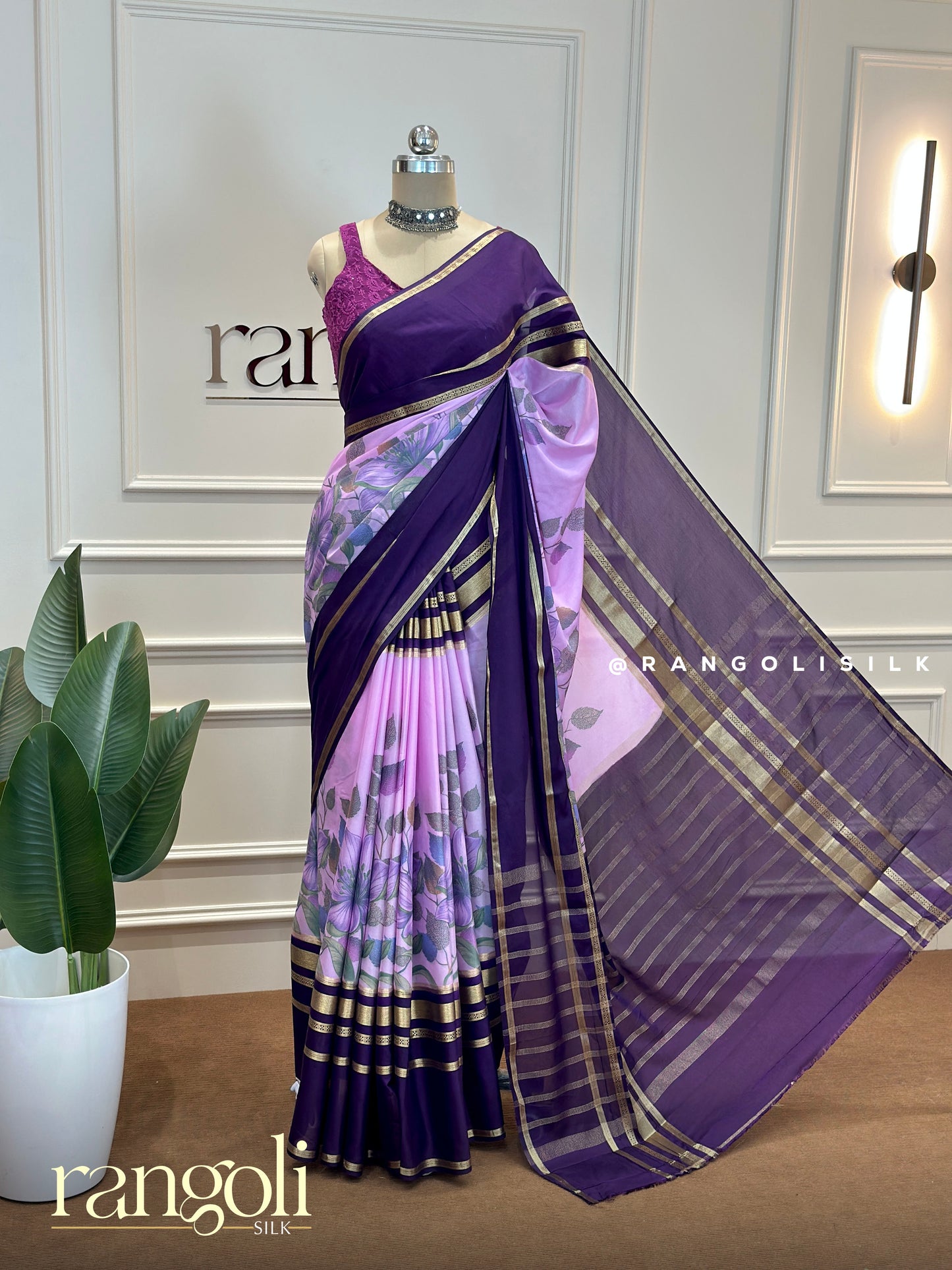Elegant Crepe Saree with Kalamkari Floral Prints & Golden Borders – Post 584