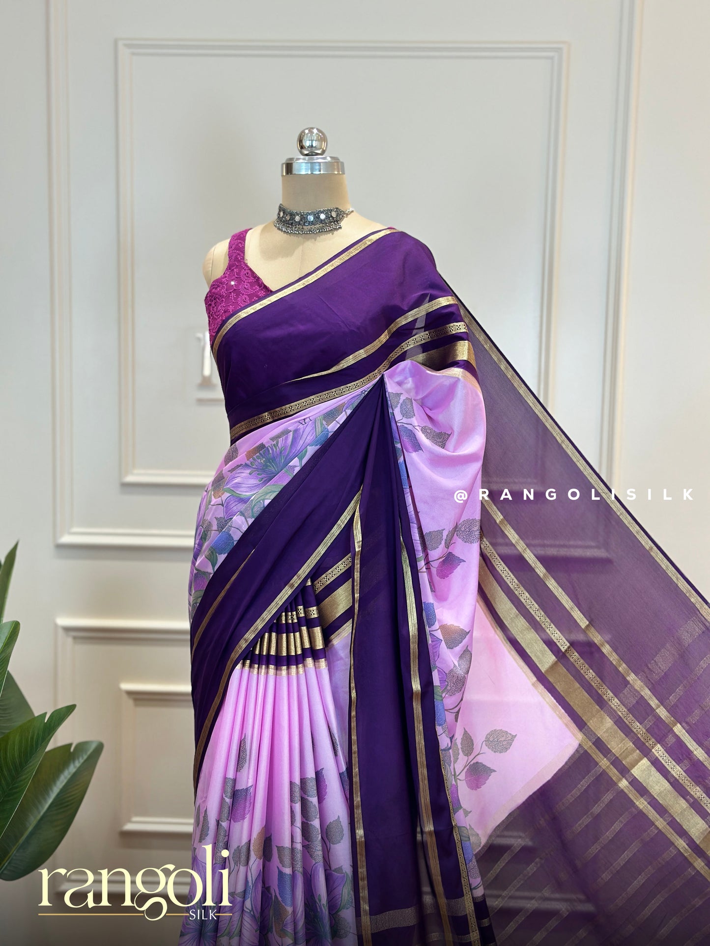 Elegant Crepe Saree with Kalamkari Floral Prints & Golden Borders – Post 584