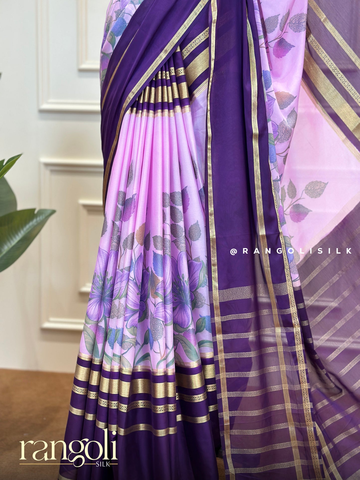 Elegant Crepe Saree with Kalamkari Floral Prints & Golden Borders – Post 584