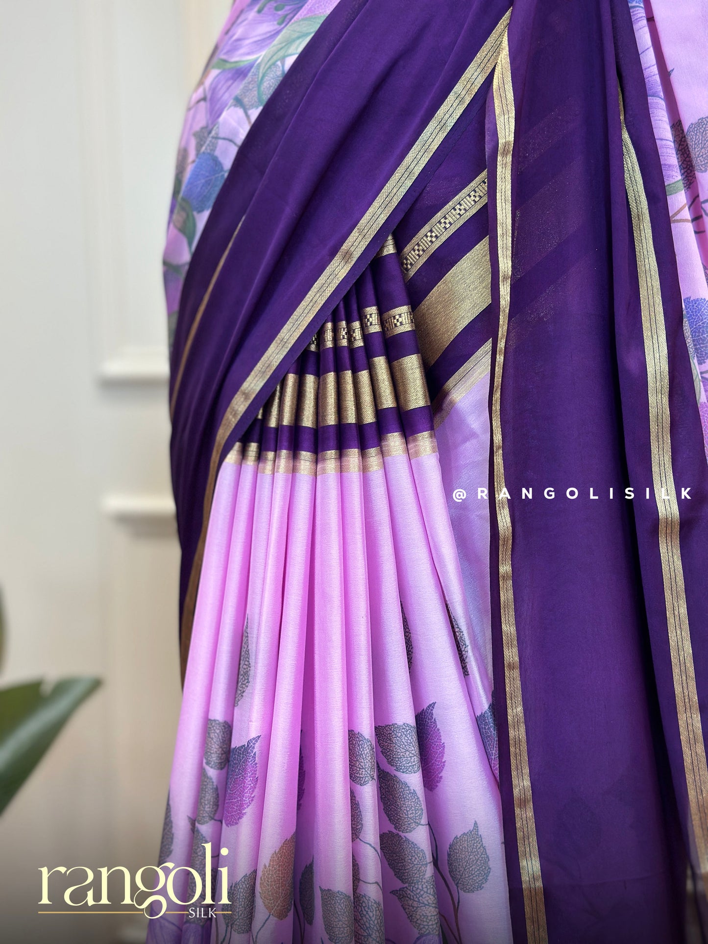 Elegant Crepe Saree with Kalamkari Floral Prints & Golden Borders – Post 584