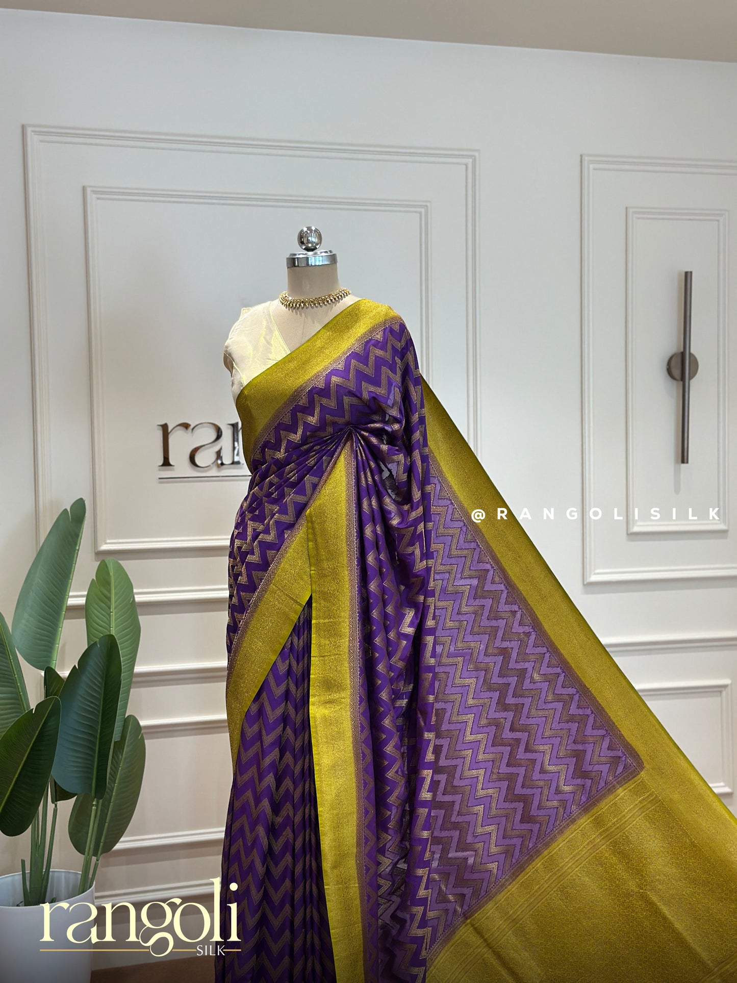 Banaras Saree with Contrast Border and Bold Wavy Pattern - Post 372