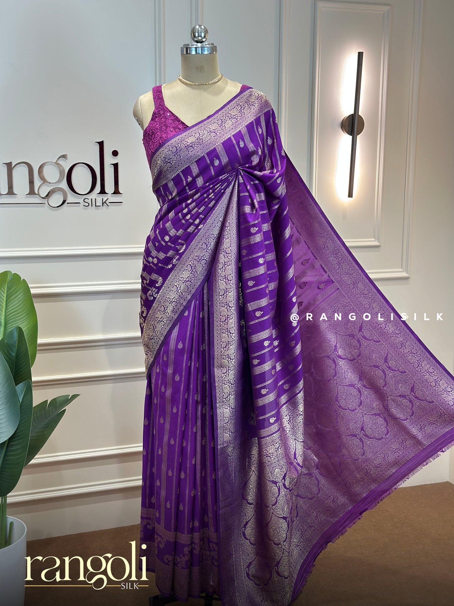 Elegant Banaras Saree with Floral Vine Patterns, Rich Pallu & Woven Border - Post 916