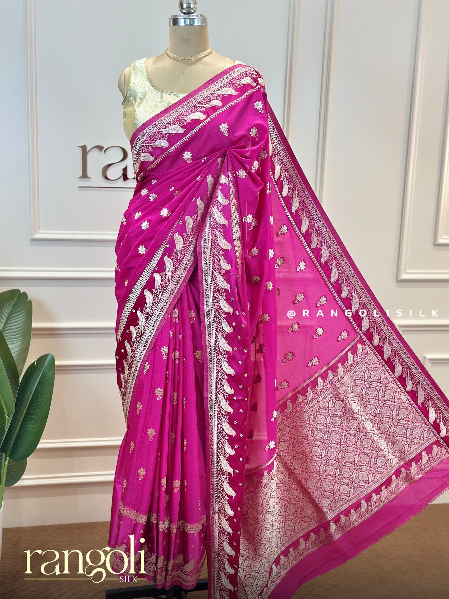 Elegant Banarasi Saree in Luxurious Hues with Woven Detailing - Post 703