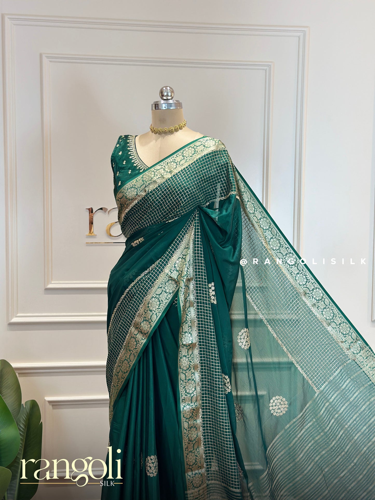 Elegant Crepe Silk Saree for Festive Occasions - Post 605