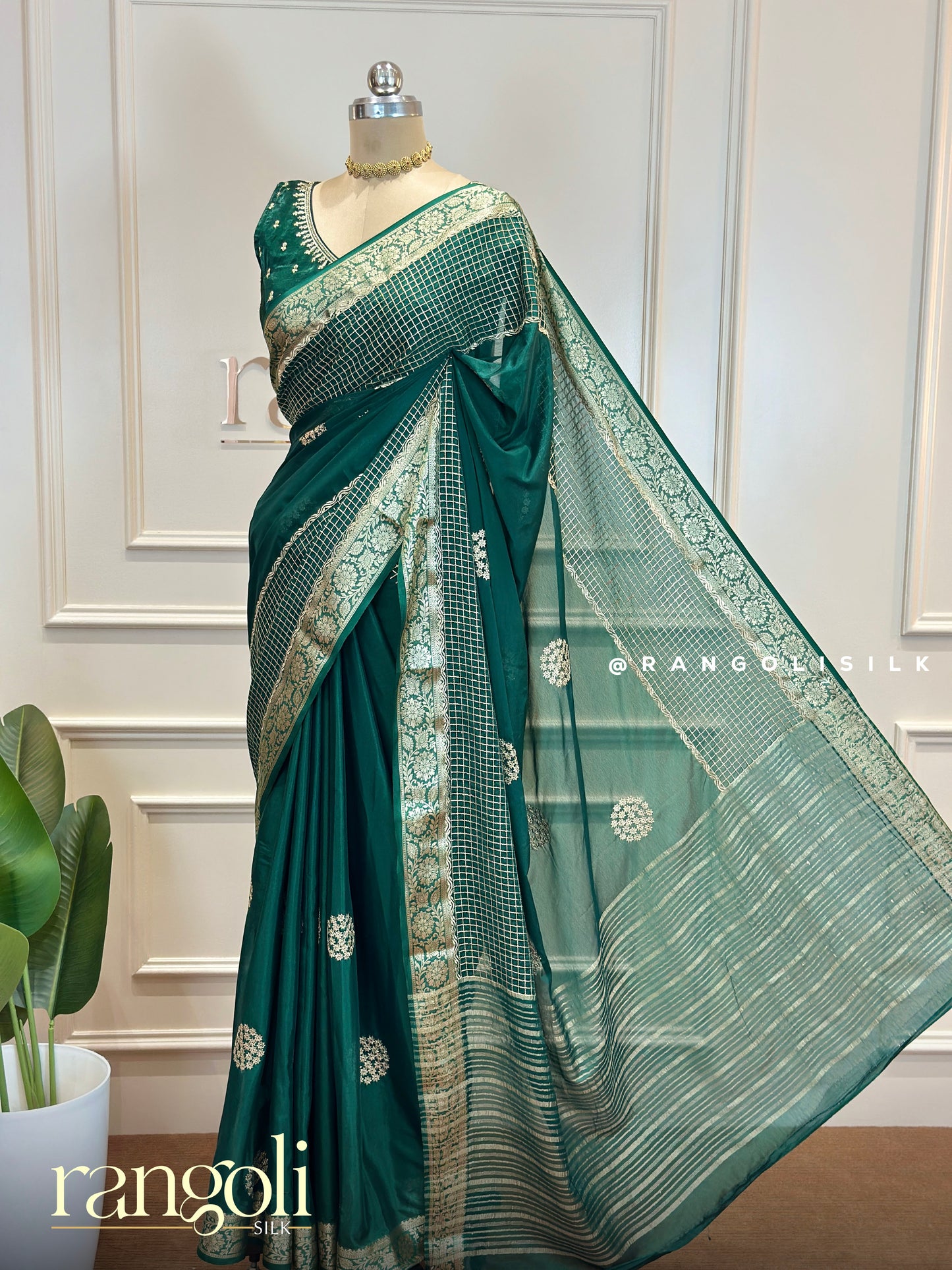 Elegant Crepe Silk Saree for Festive Occasions - Post 605