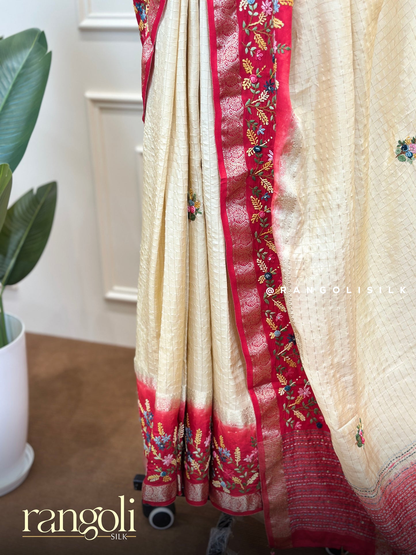Elegant Banarasi Saree with Detailed Thread Embroidery & Buttas - Post 848