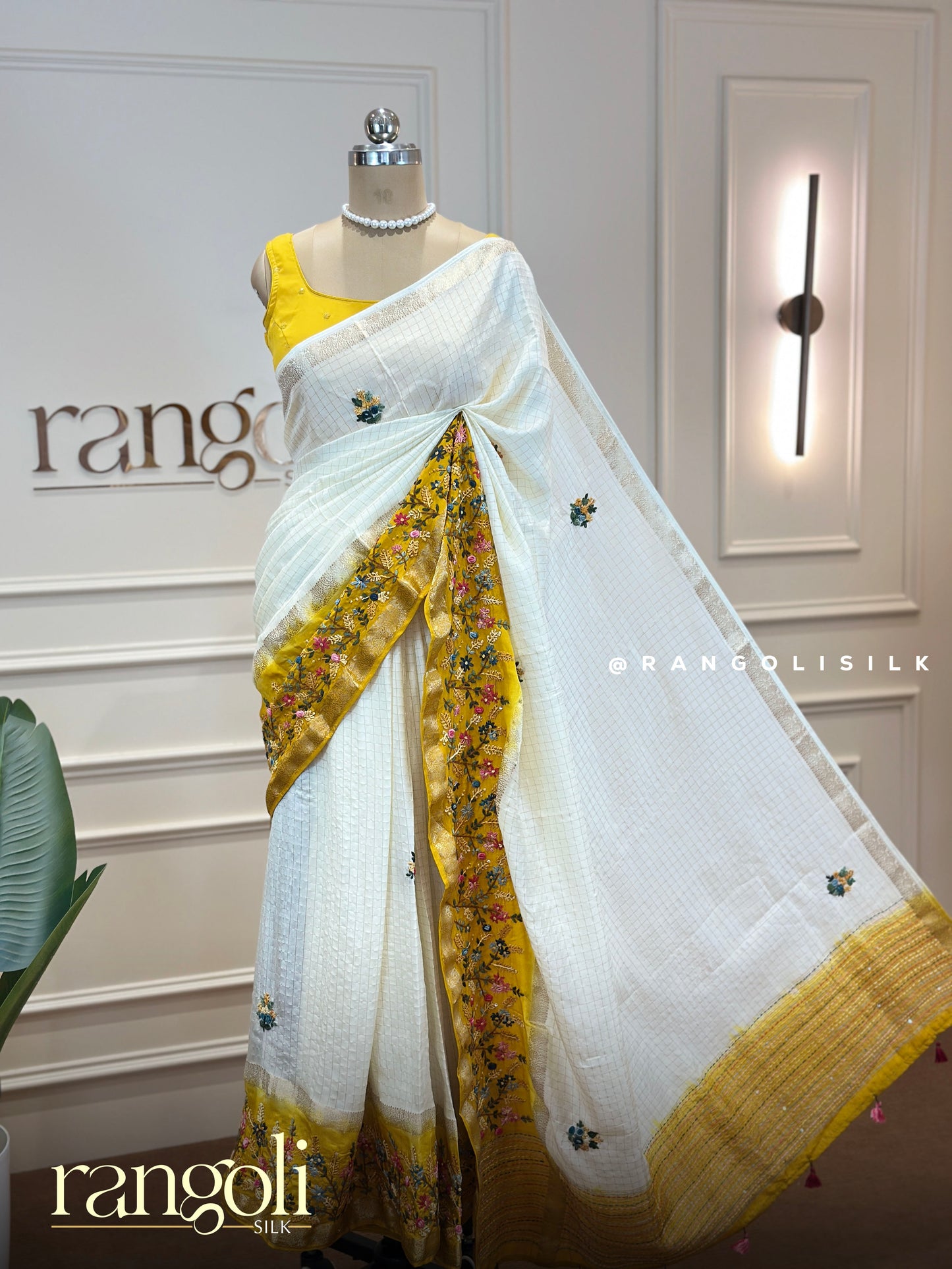 Elegant Banarasi Saree with Detailed Thread Embroidery & Buttas - Post 848