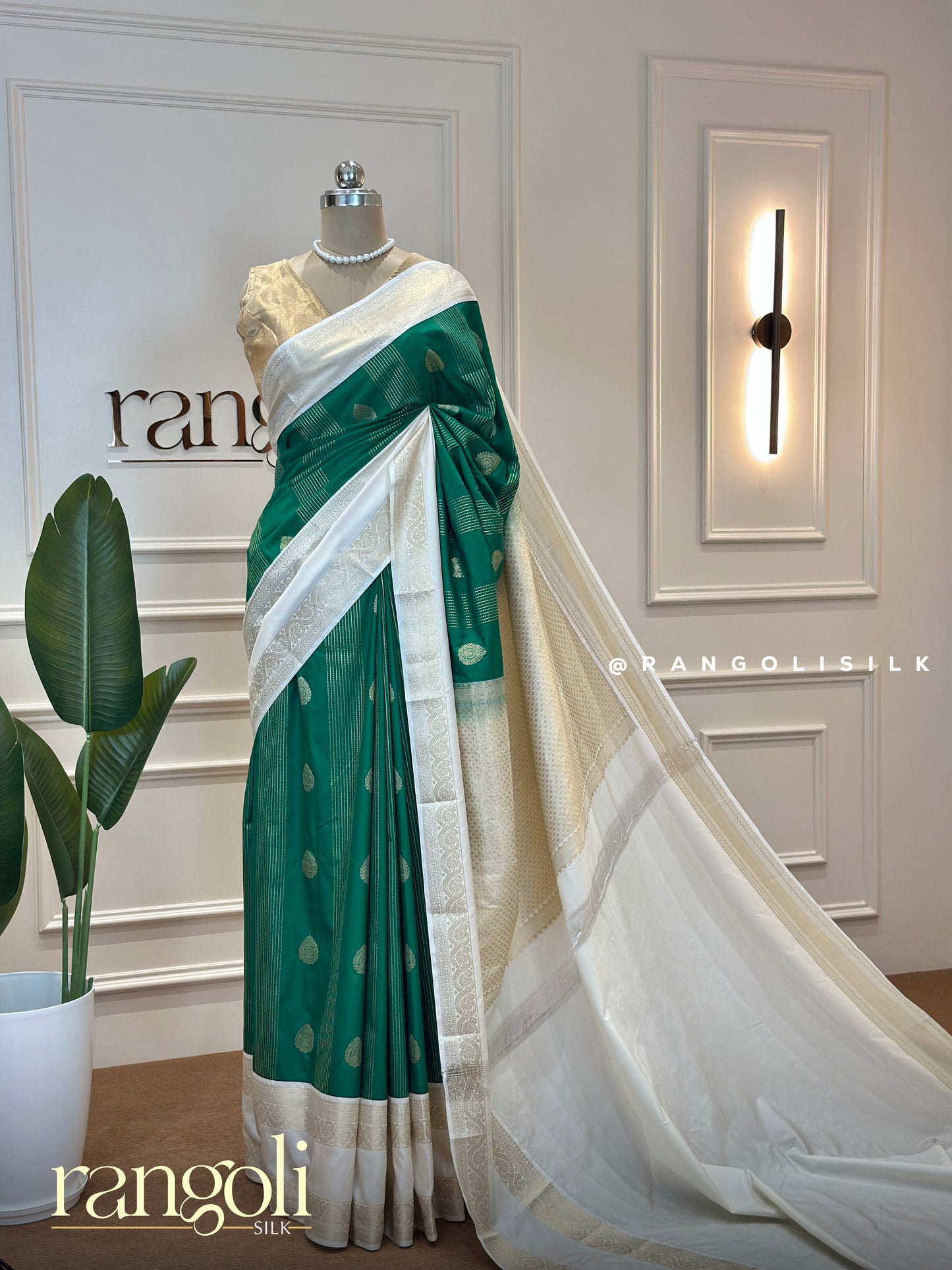 Kanjivaram Silk Saree with Zari Buttas and Elegant Borders - Post 445
