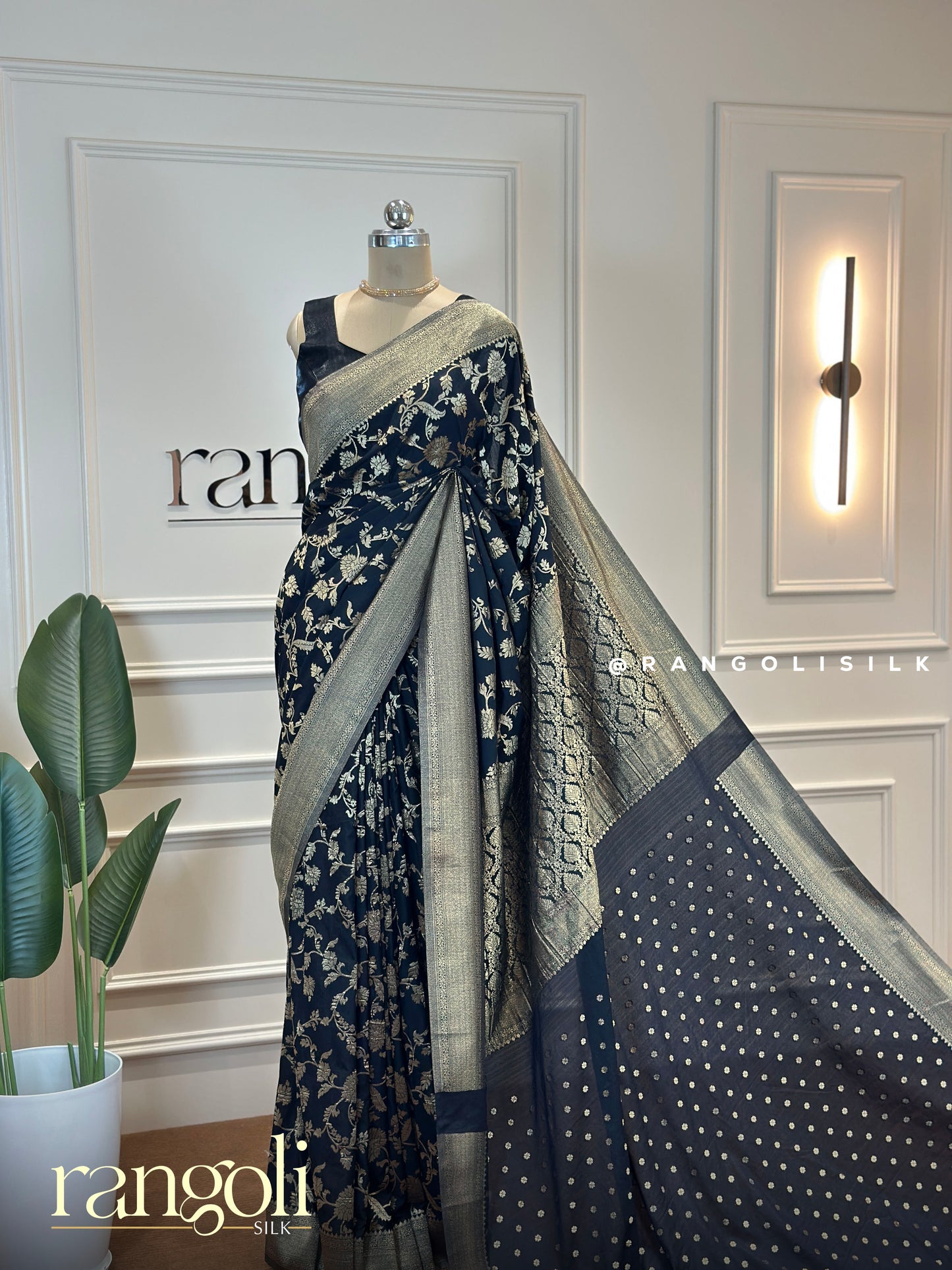 Banaras Saree with Rich Zari Borders & Intricate Floral Weaves - Post 453
